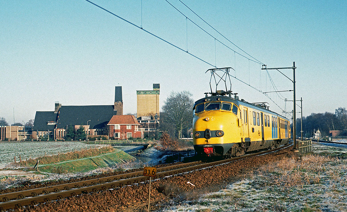 Hondekop (dog face) 342 departs Marienberg (NL) on its way from Emmen (NL) to Zwolle (NL) on 30 December 1992.
